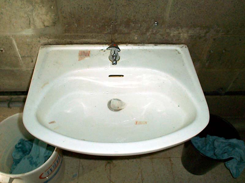 Na gut, aber viel besser ist in oeffentlichen Toiletten sonstwo auch nicht. Zur Not gehts eben auch ohne Händewaschen.